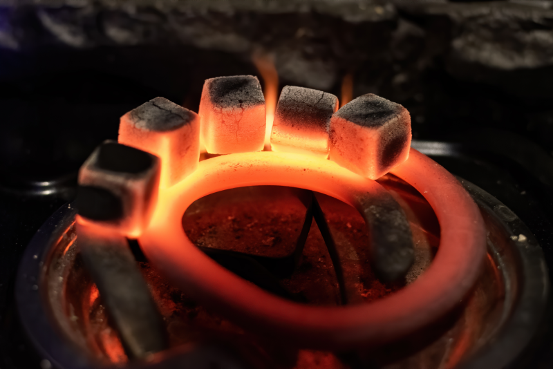 Как разжечь уголь для кальяна дома и на улице?